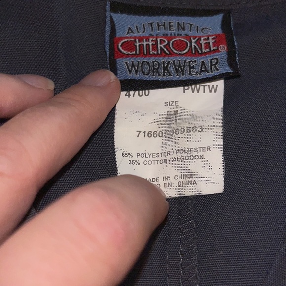 Cherokee Gray Scrubs Top - Picture 4 of 5